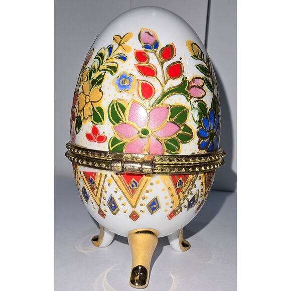 Vintage Hinged Porcelain Egg Trinket Box – Floral, Gold-Tone Band, Three Legs - Picture 4 of 16